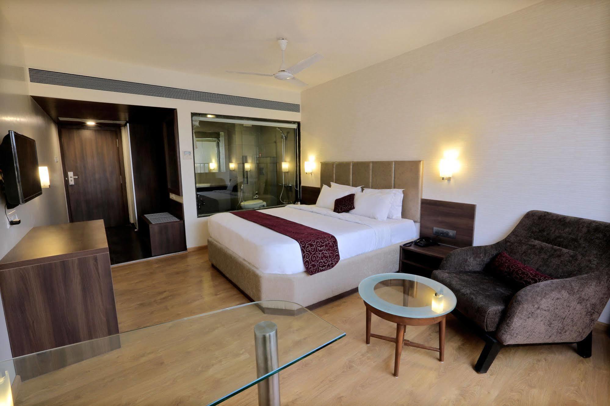 Central Beacon Hotel Szúrat Kültér fotó