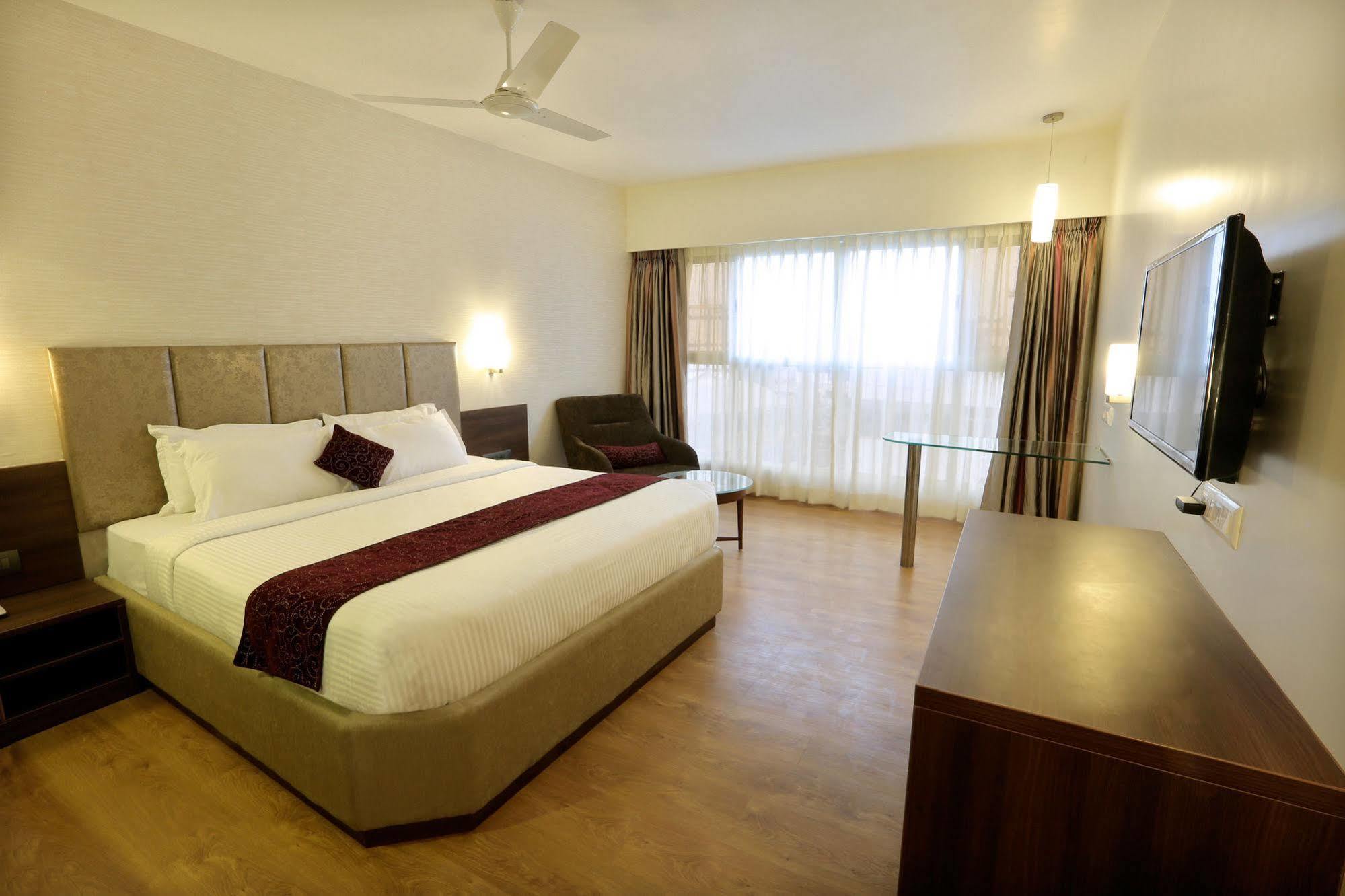 Central Beacon Hotel Szúrat Kültér fotó
